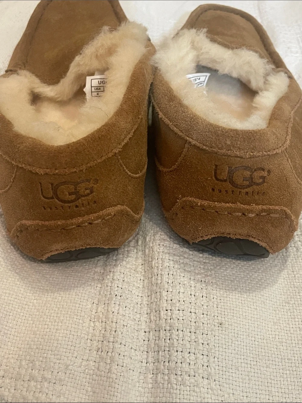UGG Ascot Youth Size 4 Slippers